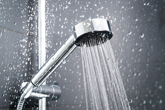 Luttez contre la légionellose en contrôlant automatiquement la température de votre réseau d’eau chaude sanitaire (ECS)